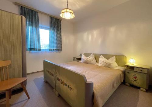 um quarto com uma cama grande num quarto em Koralm Appartement 7 em Wolfsberg