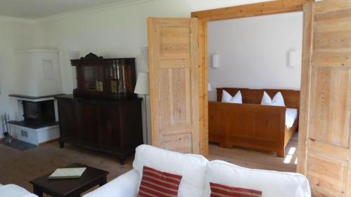 a living room with a couch and a bed at Gut-Rattelvitz-Parterre-C-hochwertig-Sauna-Kamin-eTankstelle-Spielscheune-15-000qm-Parkland in Gingst