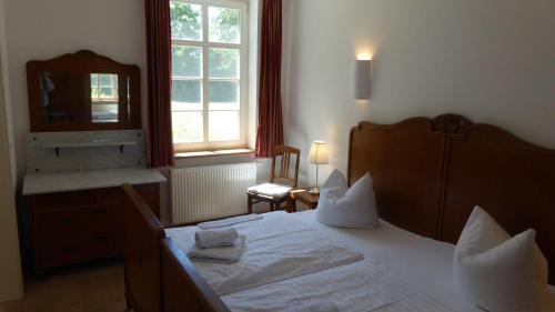 Ένα ή περισσότερα κρεβάτια σε δωμάτιο στο Gut-Rattelvitz-Parterre-B-hochwertig-Sauna-Kamin-eTankstelle-Spielscheune-15-000qm-Parkland