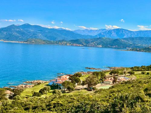 a view of a lake with mountains in the background at Résidence Punta paliagi in Calcatoggio