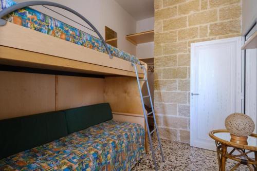 - une chambre avec des lits superposés et un escalier dans l'établissement Casa Vacanze Alfredo, à Capilungo