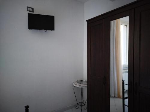 uma televisão na parede de um quarto branco em 1906 em Olevano sul Tusciano