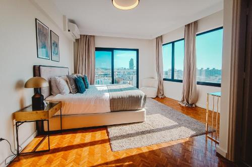 een slaapkamer met een bed en grote ramen bij Phaedrus Living: Luxury City Center Penthouse in Limassol