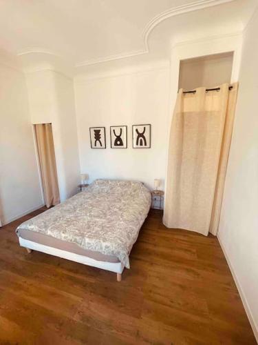 a bedroom with a bed in a room at Le Capucin - Au coeur de Marseille in Marseille