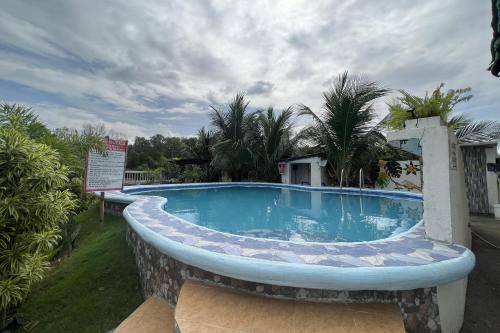 una gran piscina en un patio en Lover's Point Beach Front Resort, en Lian