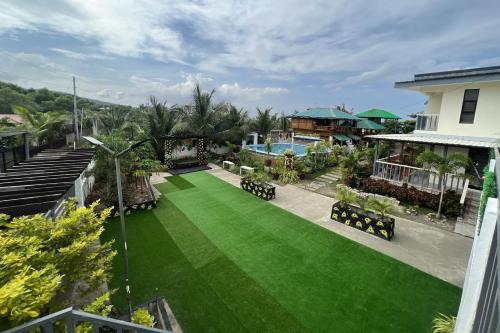 une vue aérienne sur une arrière-cour avec une pelouse verte dans l'établissement Lover's Point Beach Front Resort, à Lian