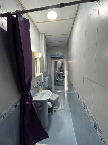 a bathroom with two toilets and a sink at КЪЩА за ГОСТИ ТРАПЕЗИЦА за до 12 ЧОВЕКА с БЕЗПЛАТЕН ПАРКИНГ, ДВОР и ВЕРАНДИ, в ГРАД ВЕЛИКО ТЪРНОВО in Veliko Tŭrnovo