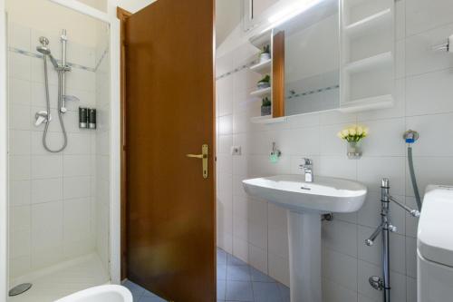 e bagno con lavandino, servizi igienici e doccia. di Alex Dream a Reggio Emilia
