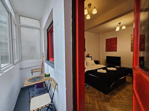 una camera con un letto e una finestra di Red Velvet Residence a Bucarest
