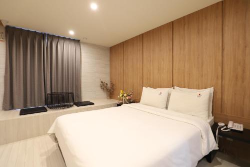 Ένα ή περισσότερα κρεβάτια σε δωμάτιο στο BON Hotel BUSINESS
