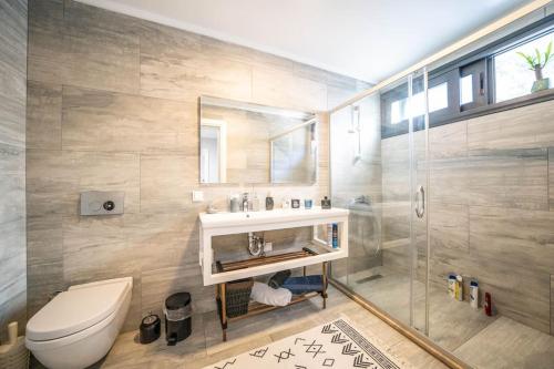 uma casa de banho com um WC, um lavatório e um chuveiro em Villa Paris em Marmaris