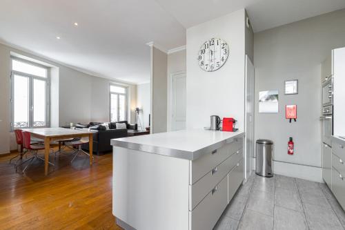 d'une cuisine et d'un salon avec une table et une horloge. dans l'établissement 77 Avenue de Grasse, à Cannes