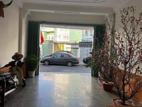 a door to a parking lot with a car outside at MoTel HỒ XUÂN in Pleiku