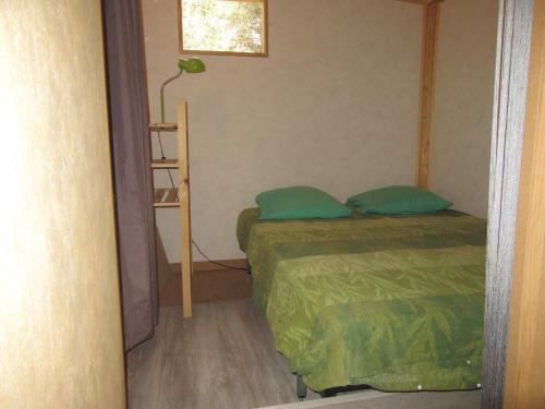 Habitación pequeña con 2 camas y estante en sous les arbres, en La Palud-sur-Verdon