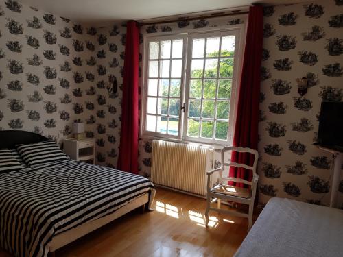 a bedroom with a bed and a window at Chambres d'Hôtes Le Menestrel in Les Eyzies-de-Tayac