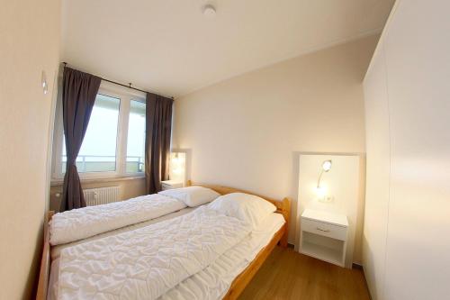 1 dormitorio con 1 cama grande y ventana en Apartment 555, en Hohegeiss