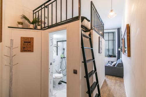 - une petite salle de bains avec une mezzanine dans une petite maison dans l'établissement MBA - Splendide Appart - Patay 1 - Proche Bercy, à Paris