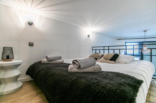 une chambre avec deux lits avec des oreillers dessus dans l'établissement MBA - Splendide Appart - Patay 1 - Proche Bercy, à Paris