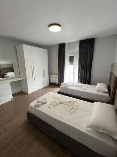 una habitación de hotel con 2 camas en una habitación en 5th Floor Apartment 2+1 Qerret en Golem