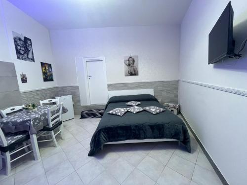 ナポリにあるDa Rosariaのベッドルーム(ベッド1台、テーブル、テレビ付)