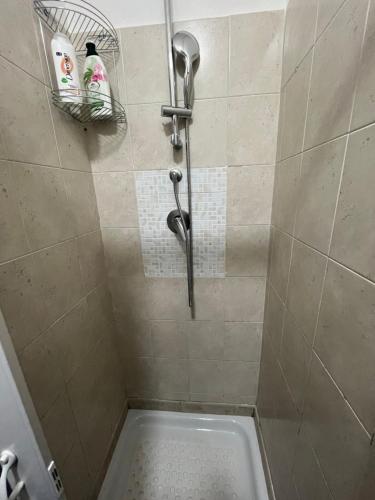 ナポリにあるDa Rosariaのシャワーブース(シャワーヘッド、バスタブ付)