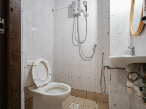 een badkamer met een toilet en een wastafel bij Amrise Hotel 12 in Singapore