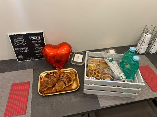 een tafel met een doos eten en een hart bij Maison Dante in Benevento