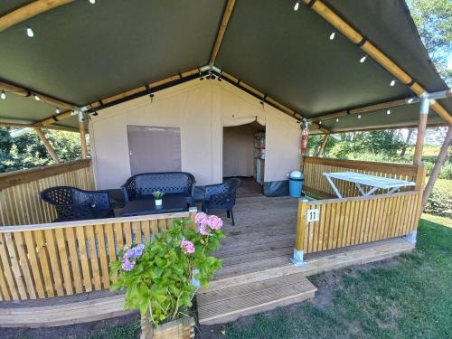 yurta con mesa, sillas y flores en Camping de Noorde, en Zwartsluis