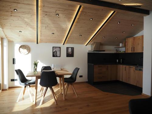 eine Küche und ein Esszimmer mit einem Tisch und Stühlen in der Unterkunft Ferienwohnungen Alpinum in Krün