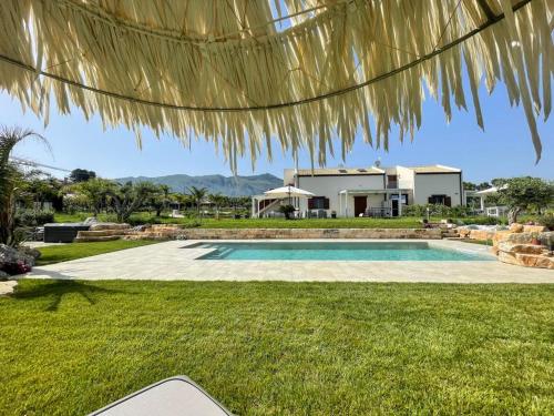 uma casa com piscina num quintal em Villa NATURE ZAGARA SCOPELLO ZINGARO em Castellammare del Golfo