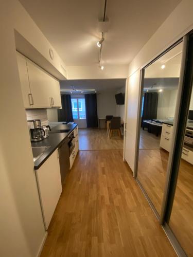 uma cozinha em plano aberto e sala de estar num apartamento em Norhemsgatsn 23 em Gotemburgo
