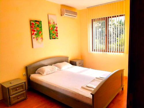 a bedroom with a bed in a room at Villa Romana in Topola