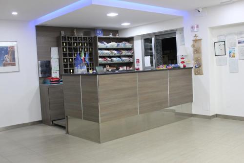 una tienda con un mostrador en medio de una habitación en Hotel Poseidon, en Corigliano Calabro