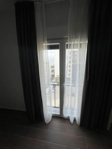 uma janela aberta com vista para uma varanda em 5th Floor 2+1 Apartment Sea View em Golem