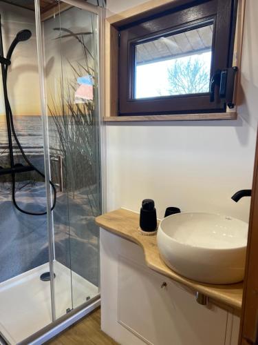 a bathroom with a sink and a shower at Lüttje Koje in Spieka-Neufeld