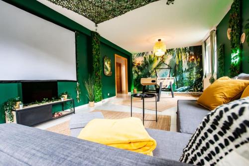 uma sala de estar com uma cama e um piano em Jungle House - Maison em Hurtigheim