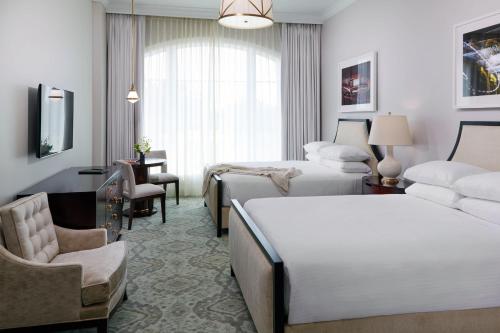チャールストンにあるThe Spectator Hotelのホテルルーム ベッド2台&椅子付