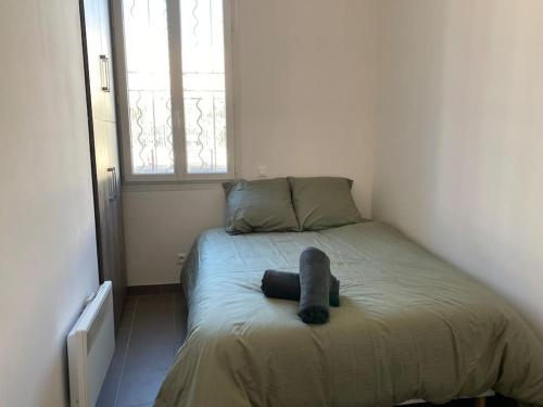 Ce lit se trouve dans une petite chambre dotée d'une grande fenêtre. dans l'établissement La Terrazza, central et confort, à Marseille