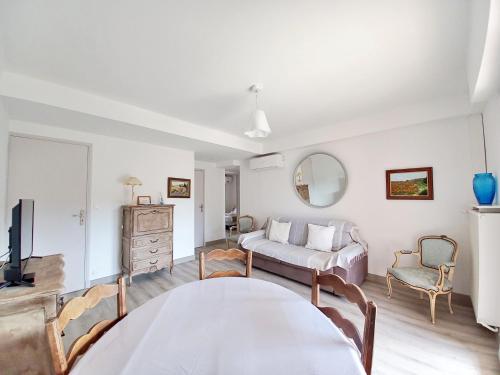 un salon avec un canapé et une table dans l'établissement Plage à 700m : Cocon Paisible, à Saint-Raphaël