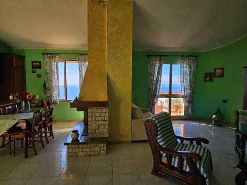 Χώρος καθιστικού στο Casa con magnifica vista mare