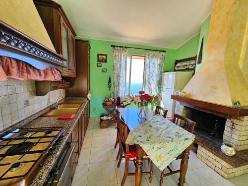 Η κουζίνα ή μικρή κουζίνα στο Casa con magnifica vista mare