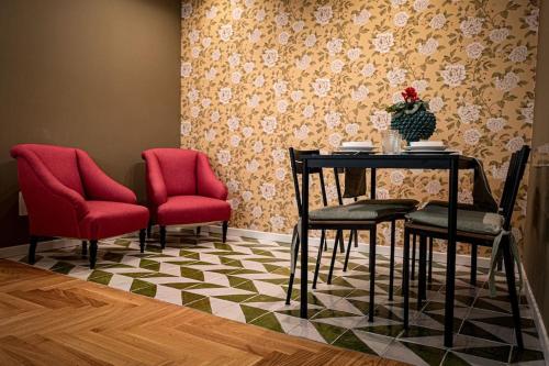 comedor con mesa, 2 sillas, mesa y sillas en Casa Verderame, en Palermo
