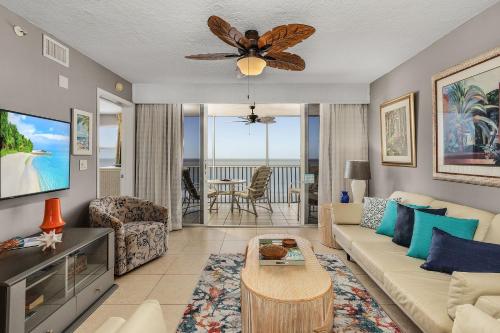 フォートマイヤーズビーチにあるWelcome to Beach Villa's # 602 Vacation Rental - 250 Estero Blvd condoのソファとテレビのあるリビングルーム