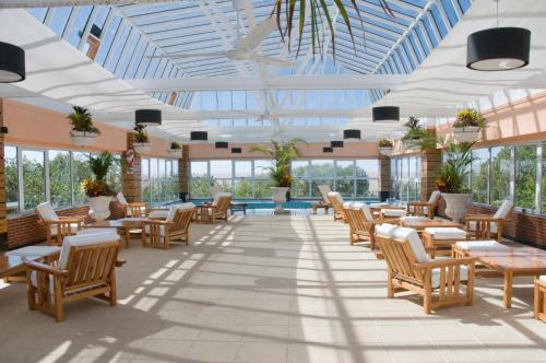 Un restaurante o sitio para comer en Ramada by Wyndham Buenos Aires