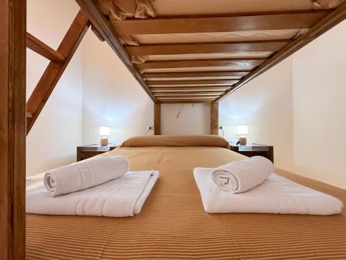 1 dormitorio con 1 cama grande y 2 almohadas en Albergue Multiaventura Active Andalucia, en Almodóvar del Río