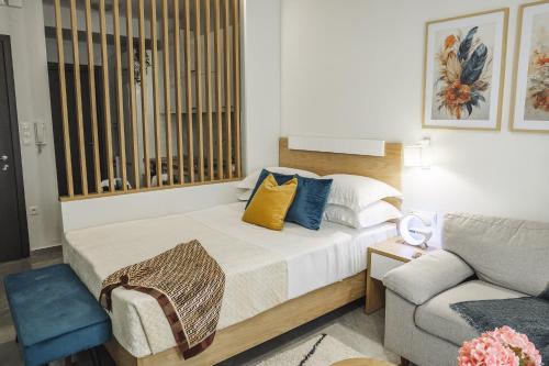 um pequeno quarto com uma cama e um sofá em Alfa- Central Luxury Condo em Kateríni