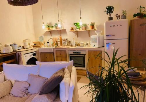 een woonkamer met een bank en een keuken bij c’est la vie… à Marseille in Marseille