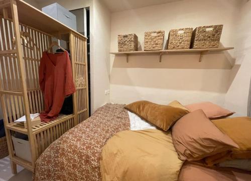 een slaapkamer met een bed en een boekenplank bij c’est la vie… à Marseille in Marseille