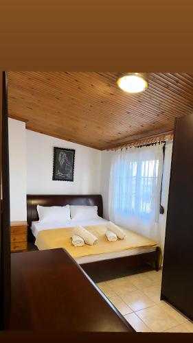a bedroom with a large bed with a window at Athina Villa in Zilotí