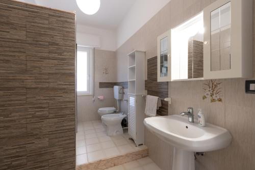 a bathroom with a sink and a toilet at Villa Giulia in Alcamo